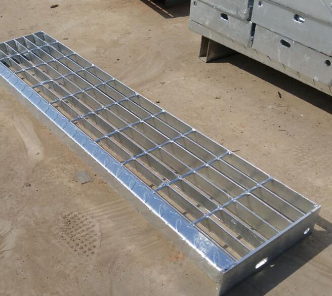 踏步板與鋼格板有什么區(qū)別 【受力方向不同】 踏步板與鋼格板有什么區(qū)別 【受力方向不同】