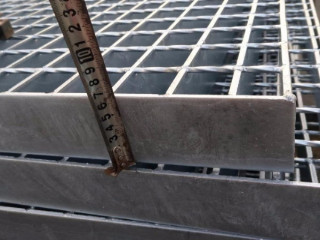 熱鍍鋅格柵板規(guī)格是怎么要求的？